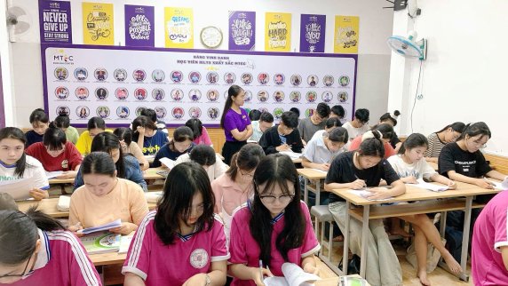 Tại MTEC, mỗi bài kiểm tra giữa khóa không chỉ là một kỳ thi, mà còn là cột mốc quan trọng để các bạn học viên nhìn lại chặng đường đã qua, tự tin đánh giá sự tiến bộ của bản thân.