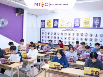 Tại MTEC, các bạn học viên IELTS đang trải qua bài kiểm tra cuối khóa với hình thức thi thử mô phỏng bài thi thật — từ máy tính, tai nghe, đến giao diện thi, tất cả đều được chuẩn bị chỉn chu và chuyên nghiệp